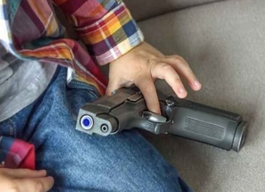 طفل يقتل والدته بطلق ناري